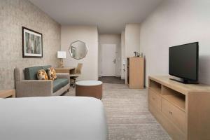 TV a/nebo společenská místnost v ubytování DoubleTree by Hilton North Salem