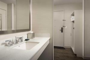 Koupelna v ubytování DoubleTree by Hilton North Salem