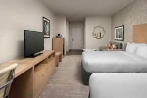 TV a/nebo společenská místnost v ubytování DoubleTree by Hilton North Salem