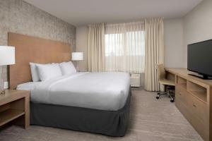 TV a/nebo společenská místnost v ubytování DoubleTree by Hilton North Salem
