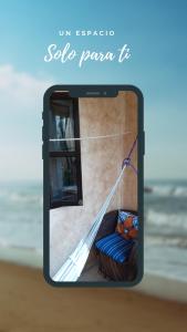 Una foto de teléfono móvil de una hamaca en la playa en Barrio Latino al Centro by Pueblo Magico Network, en Playa del Carmen