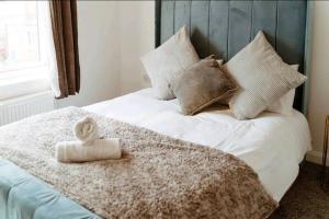 uma cama com uma toalha branca em cima em Home from Home in Tyne and Wear em Westoe
