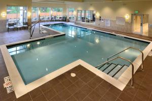 uma grande piscina num quarto de hotel em Hilton Garden Inn Greensboro Airport em Greensboro
