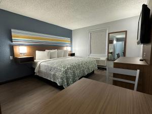 ein Hotelzimmer mit einem Bett und einem Schreibtisch in der Unterkunft HomeTowne Studios by Red Roof Richmond, VA - W Broad St in Richmond