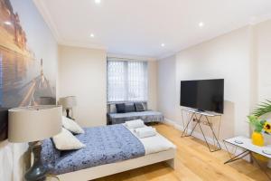 ロンドンにあるStunning 2 Bedroom Apartment In Central Londonのベッドルーム(ベッド1台、薄型テレビ付)