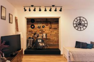 um quarto com um conjunto de tambores numa parede de tijolos em Loft Rural Con Encanto em La Coromina