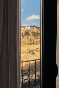 una ventana con vistas a un campo en Loft Rural Con Encanto, en La Coromina