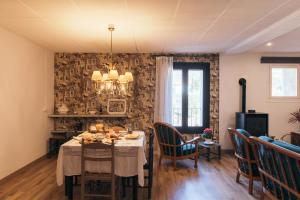 comedor con mesa y sillas en Loft Rural Con Encanto, en La Coromina