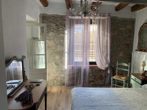 um quarto com uma cama, uma secretária e uma janela em Loft Rural Con Encanto em La Coromina