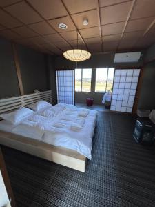 Tempat tidur dalam kamar di 高島市安曇川町琵琶湖徒歩3分エクシブ 高島 近くBbQ自転車無料貸出