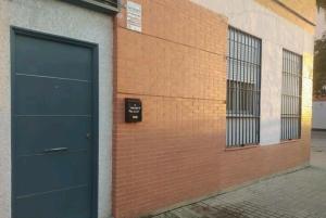 eine Tür an der Seite eines Backsteingebäudes in der Unterkunft Estudio Palacio Congresos in Sevilla