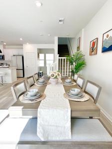 comedor con mesa de madera y sillas en NEW Luxurious 5BR/3BATHES Home, Spacious and Retreat location with Modern Amenities en Ontario