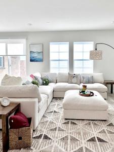 Sala de estar blanca con sofá y mesa en NEW Luxurious 5BR/3BATHES Home, Spacious and Retreat location with Modern Amenities en Ontario