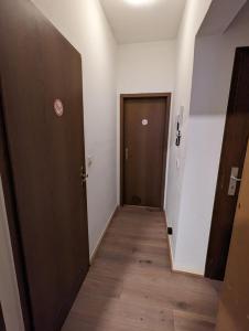 einen Flur mit brauner Tür und Holzboden in der Unterkunft Apartment im Luisenviertel - Grün in Wuppertal