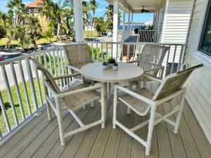 Balkoni atau teres di New Build walkable to dinner, LIVE music & 5 minute walk to BEACH