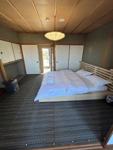 Tempat tidur dalam kamar di 高島市安曇川町琵琶湖徒歩3分エクシブ 高島 近くBbQ自転車無料貸出