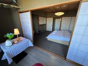 Tempat tidur dalam kamar di 高島市安曇川町琵琶湖徒歩3分エクシブ 高島 近くBbQ自転車無料貸出