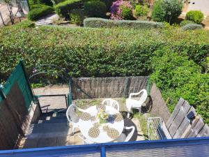 an aerial view of a patio with tables and chairs at Mazet 5 pers plage parking gratuit wifi clim in La Londe-les-Maures