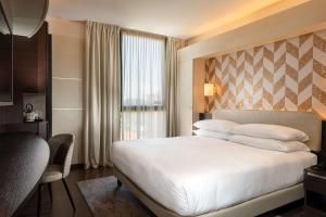 une chambre d'hôtel avec un lit et une fenêtre dans l'établissement Doubletree by Hilton Milan Malpensa Solbiate Olona, à Solbiate Olona