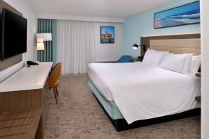 DoubleTree by Hilton Corpus Christi Beachfront客房内的一张或多张床位