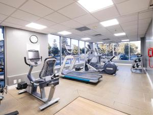 DoubleTree by Hilton Livermore, CA的健身中心和/或健身设施