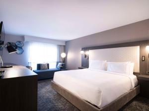 DoubleTree by Hilton Livermore, CA客房内的一张或多张床位
