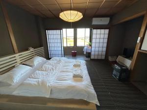 Tempat tidur dalam kamar di 高島市安曇川町琵琶湖徒歩3分エクシブ 高島 近くBbQ自転車無料貸出