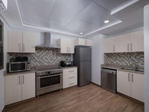 Cucina o angolo cottura di DoubleTree by Hilton Muscat Qurum