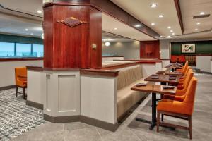 DoubleTree by Hilton Lansing商务区和/或会议室