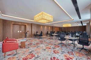 Posezení v ubytování Doubletree By Hilton Varanasi