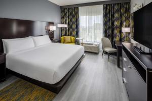 DoubleTree by Hilton Sarasota Bradenton Airport的电视和/或娱乐中心