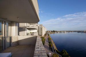 un edificio con vistas a una masa de agua en Amaya, en Newcastle