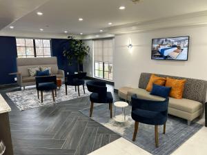 a waiting room with a couch and chairs at Best Western Schaumburg – O’Hare NW in Schaumburg