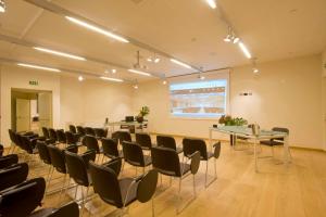 una sala conferenze con sedie e un grande schermo di Best Western Plus The Hub Hotel a Milano