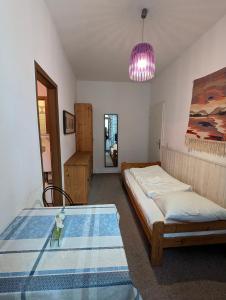 1 Schlafzimmer mit 2 Betten und einem Glastisch in der Unterkunft Apartment im Luisenviertel - Grün in Wuppertal