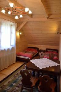 Łóżko lub łóżka w pokoju w obiekcie Schronisko Górskie nad Smolnikiem
