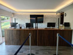 a lobby with a counter with two monitors on it at HOTEL PUNTA GALERIA in Morelia