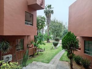 una vista de un patio entre dos edificios en HOTEL PUNTA GALERIA, en Morelia