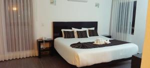 Un dormitorio con una cama grande con dos perros. en HOTEL PUNTA GALERIA, en Morelia