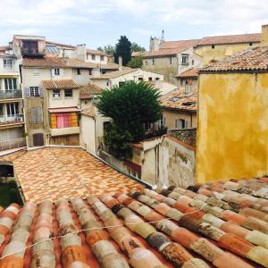 a view from the roof of a town at Appartement rue d'Italie in Aix-en-Provence