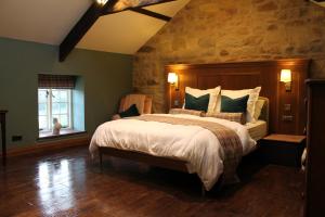 En eller flere senge i et værelse på Coach Cottage Northumberland
