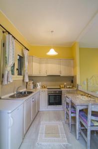 A kitchen or kitchenette at Yiannas Studio