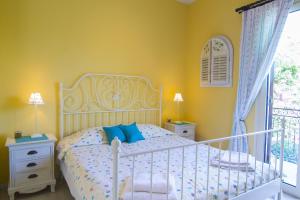 A bed or beds in a room at Yiannas Studio