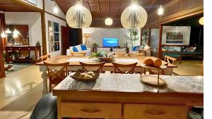 a dining room and living room with a table and chairs at Casa Uluwatu - Barra Grande - Bahia in Marau
