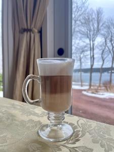 una taza de café de cristal sobre una mesa en Belle View Manor Inn en Harbour Grace