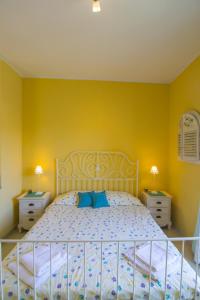 A bed or beds in a room at Yiannas Studio