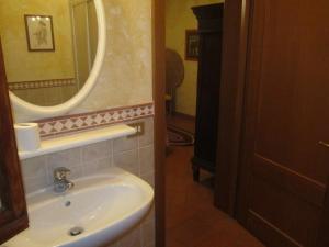 a bathroom with a sink and a mirror at Tolles Ferienhaus in Pian Di Scò mit Privatem Pool und Panoramablick in Pian di Scò