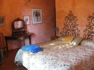 Ένα ή περισσότερα κρεβάτια σε δωμάτιο στο Tolles Ferienhaus in Pian Di Scò mit Privatem Pool und Panoramablick
