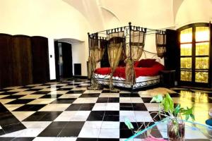 a room with a bed on a checkered floor at Casa Benedetta in Martínez