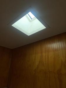tragaluz en el techo de una habitación en Hospedaje Canela, en Osorno